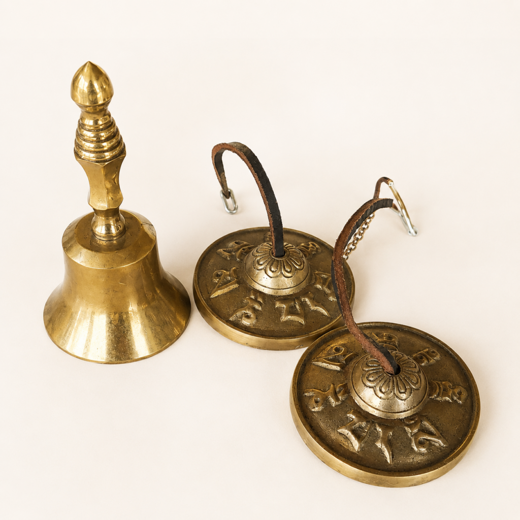 Campanas tibetanas planas y campana tradicional utilizadas en limpiezas y armonizaciones.